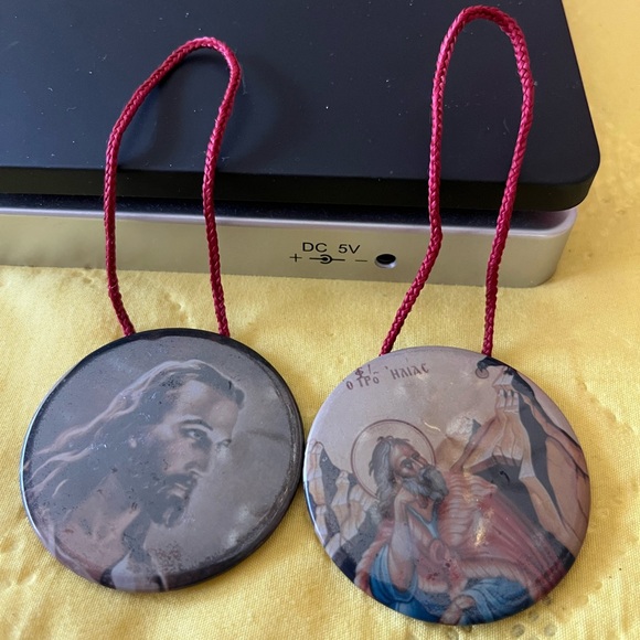 Religious hanging button (2) - Picture 1 of 3